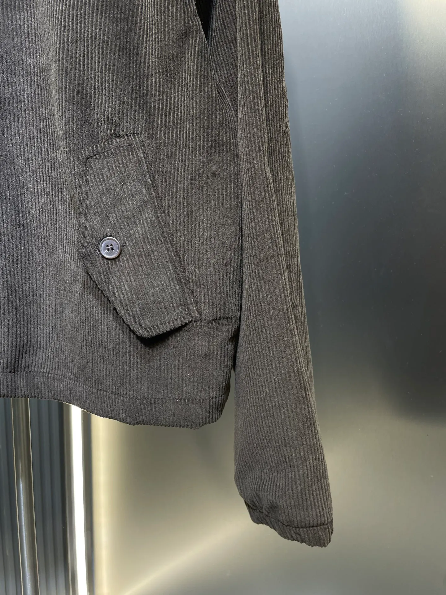 P490 Ralph La*ren 25Fw new autumn and winter retro corduroy jacket | Exclusive high-end version! Made of thick and skin-friendly corduroy fabric, it is warm and stylish in autumn and winter. The neat short version is friendly to all body shapes. It is made of retro brown and olive green fabrics with a texture that has accumulated over time. The stand-up collar design, metal zipper and iconic pony logo embroidery, and the tough tone of American retro workwear, allow this jacket to wander freely on the border between retro and classic. Every detail tells the fashion heritage of American retro.  Spot sale SML